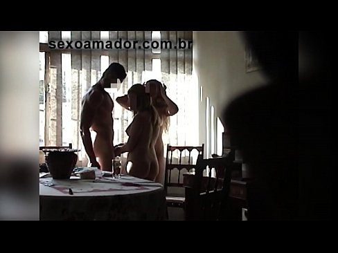 ❤️ Els amics sexuals conviden un home gegant i un trio amb ell ❤️❌ Vídeo de sexe a nosaltres ️❤