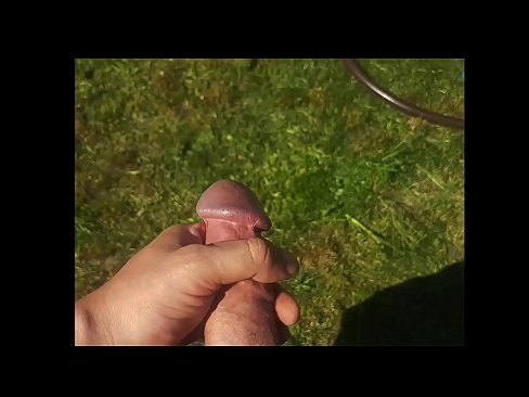 ❤️ Una guapa calenta es folla el seu cony rosa i es corre amb un esquitxat en un jardí d'estiu ❤️❌ Vídeo de sexe a nosaltres ️❤