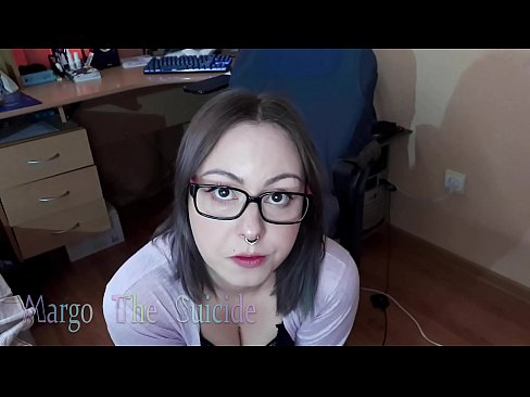 ❤️ Noia sexy amb ulleres xucla un consolador profundament davant la càmera ❤️❌ Vídeo de sexe a nosaltres ️❤