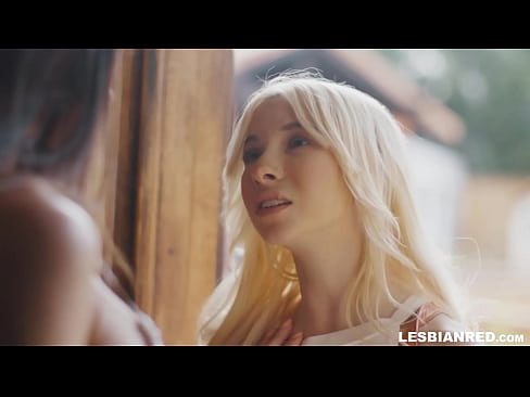 ❤️ La noia torna a casa uns mesos després i s'acaba menjant el cony de la seva madrastra ❤️❌ Vídeo de sexe a nosaltres ️❤