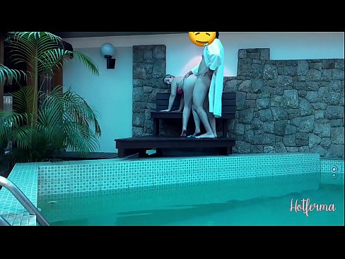 ❤️ El cap convida la criada a la piscina, però no va poder resistir-se a una calor ❤️❌ Vídeo de sexe a nosaltres ️❤