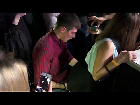 ❤️ Sexe real en una discoteca russa. Noia russa de 18 anys a l'anus i la vagina follada en una discoteca ❤️❌ Vídeo de sexe a nosaltres ️❤