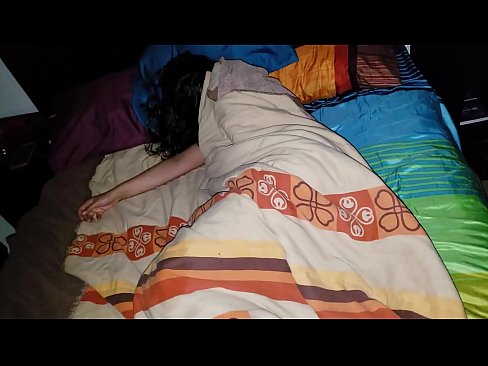 ❤️ El fillastre renya la seva jove madrastra mentre dorm. ❤️❌ Vídeo de sexe a nosaltres ️❤